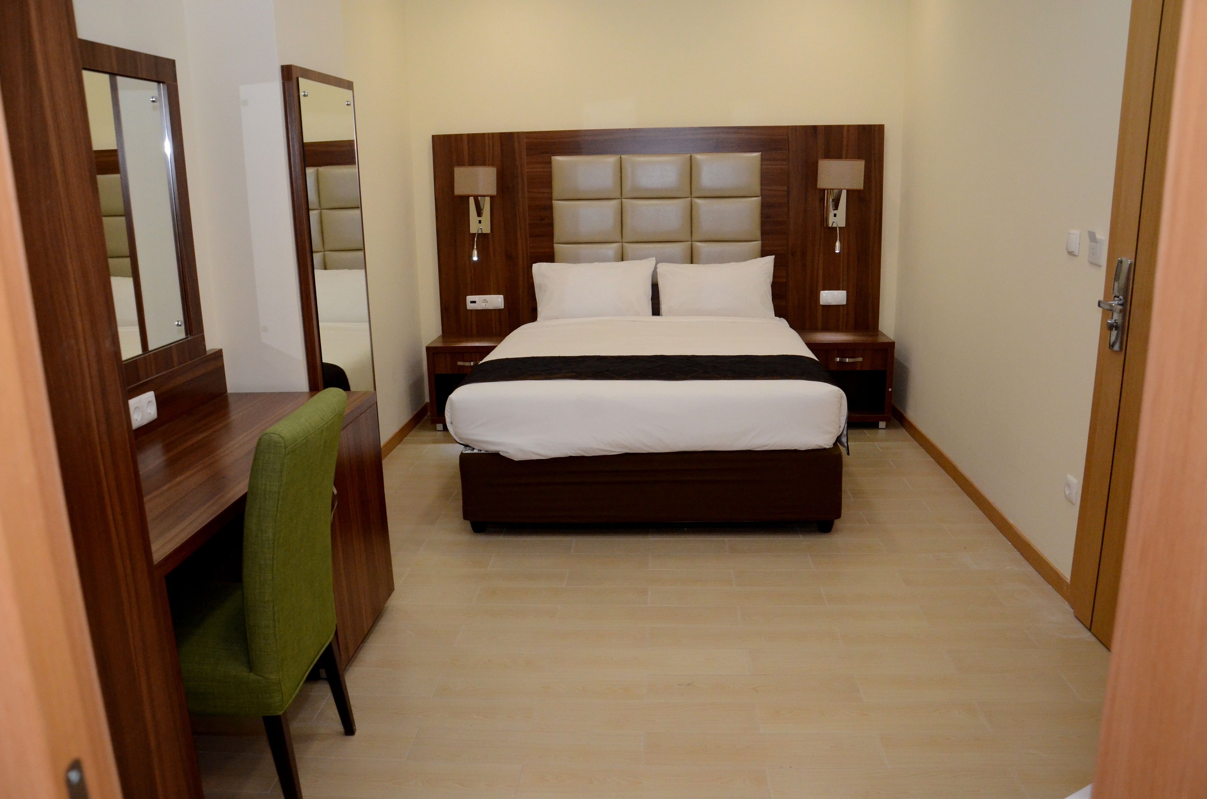 standard single room | in-room safe, desk, soundproofing, free wifi