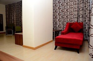 Rom – executive, 1 kingsize-seng | Safe på rommet, skrivebord, lydisolert og wi-fi (inkludert)