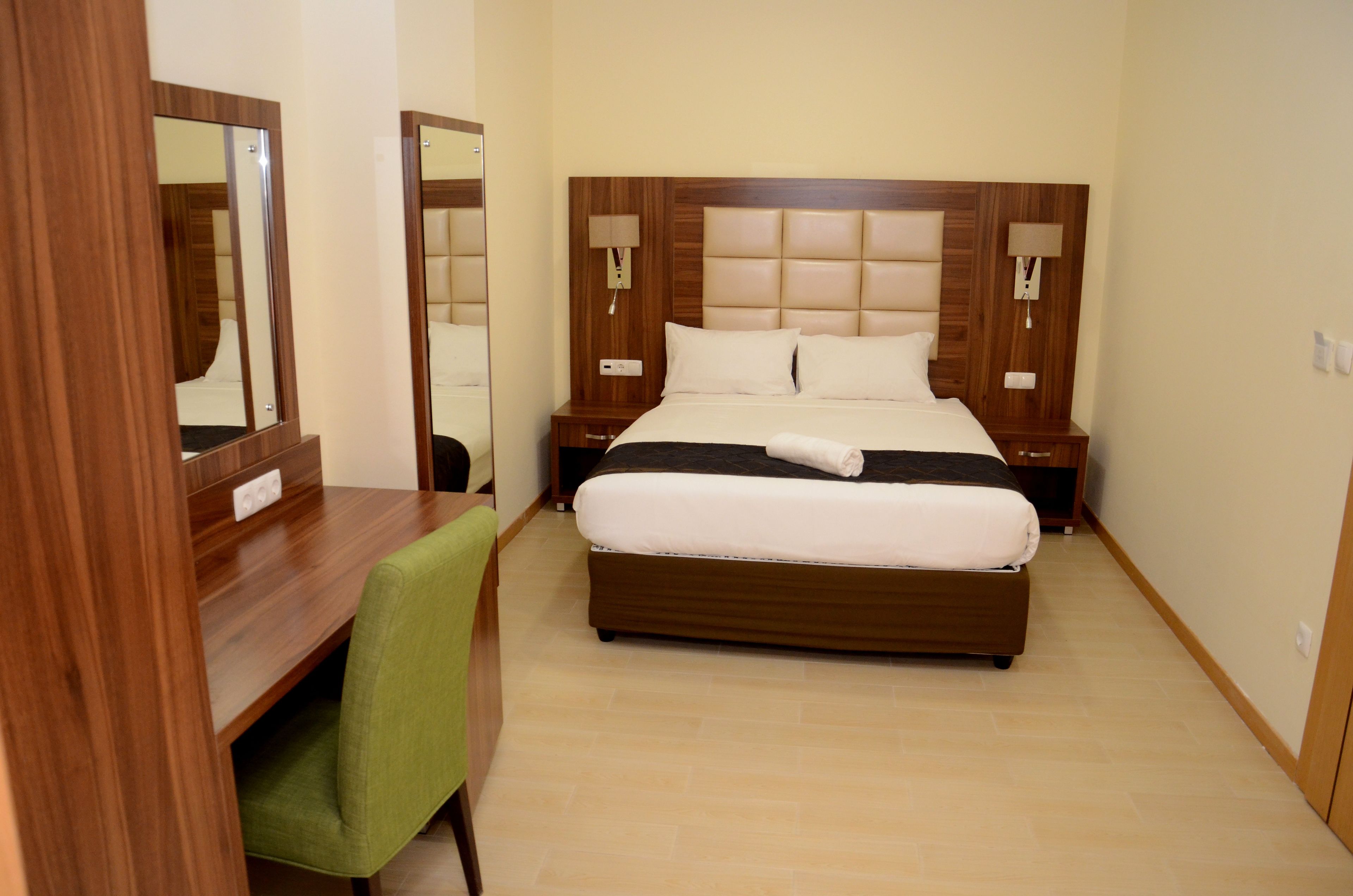 standard single room | in-room safe, desk, soundproofing, free wifi