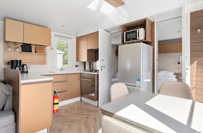 Cabana premium, 3 quartos | Cozinha privada | Geladeira grande, micro-ondas, fogão, cooktop