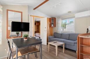 Cabana básico, 3 quartos | Área de estar | TV de tela plana