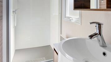 Premium, 3 Bedrooms | Bathroom
