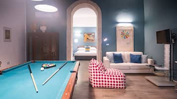 Suite Deluxe, 1 habitación | Área de sala de estar | Televisión de pantalla plana de 42 pulgadas con canales vía satélite