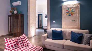 Suite Deluxe con Sauna, Idromassaggio e Biliardo | Soggiorno | TV a schermo piatto 42 pollici con canali satellitari, TV