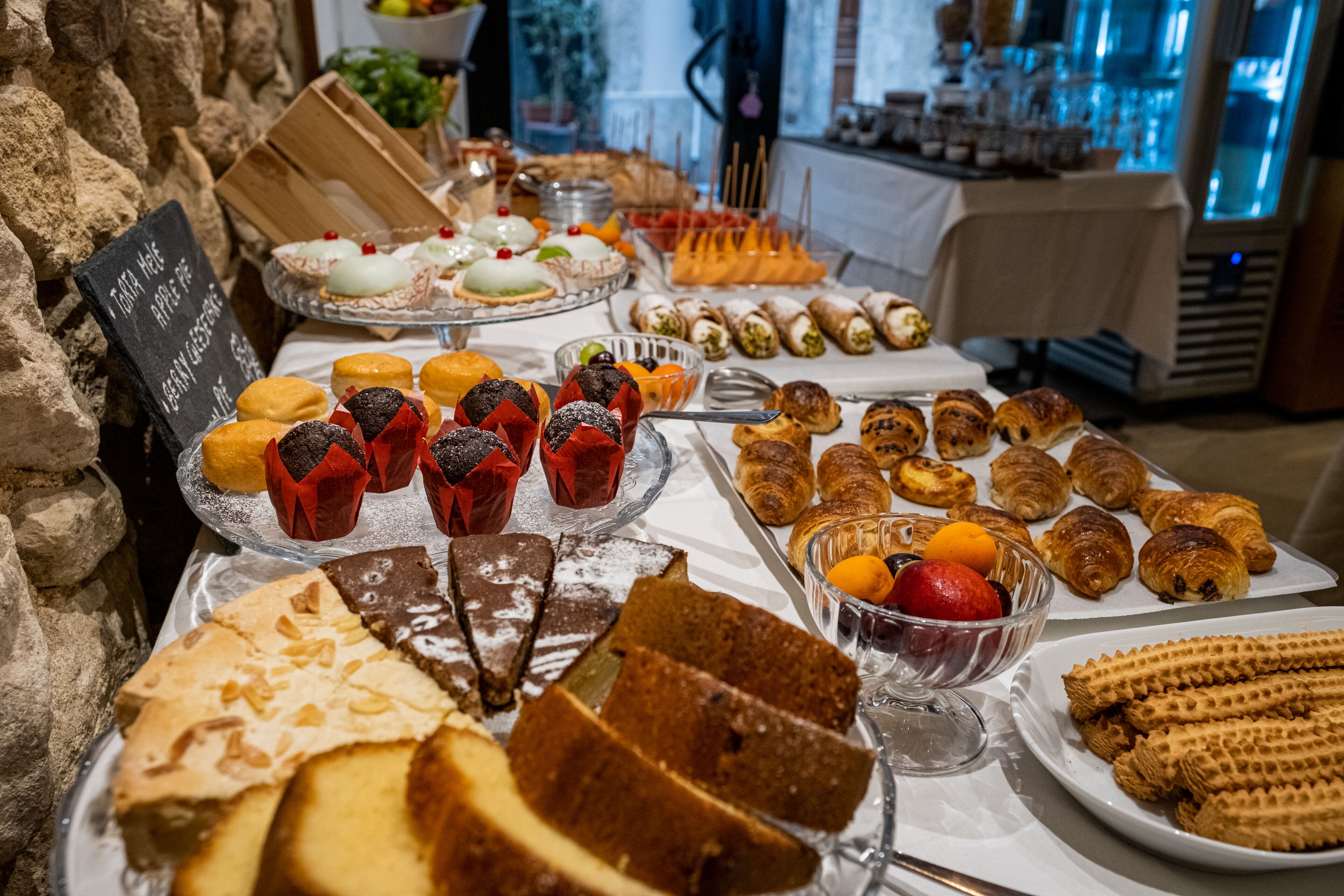 Een buffet met diverse desserts en gebak.