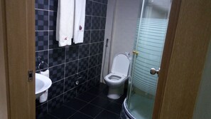 Ducha, artículos de tocador gratuitos, toallas, jabón