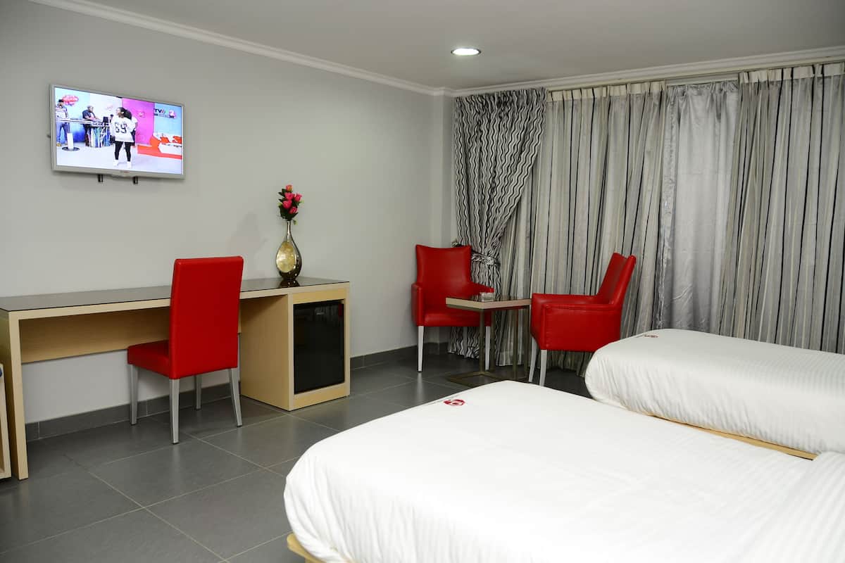 1 chambre, minibar, coffres-forts dans les chambres, bureau