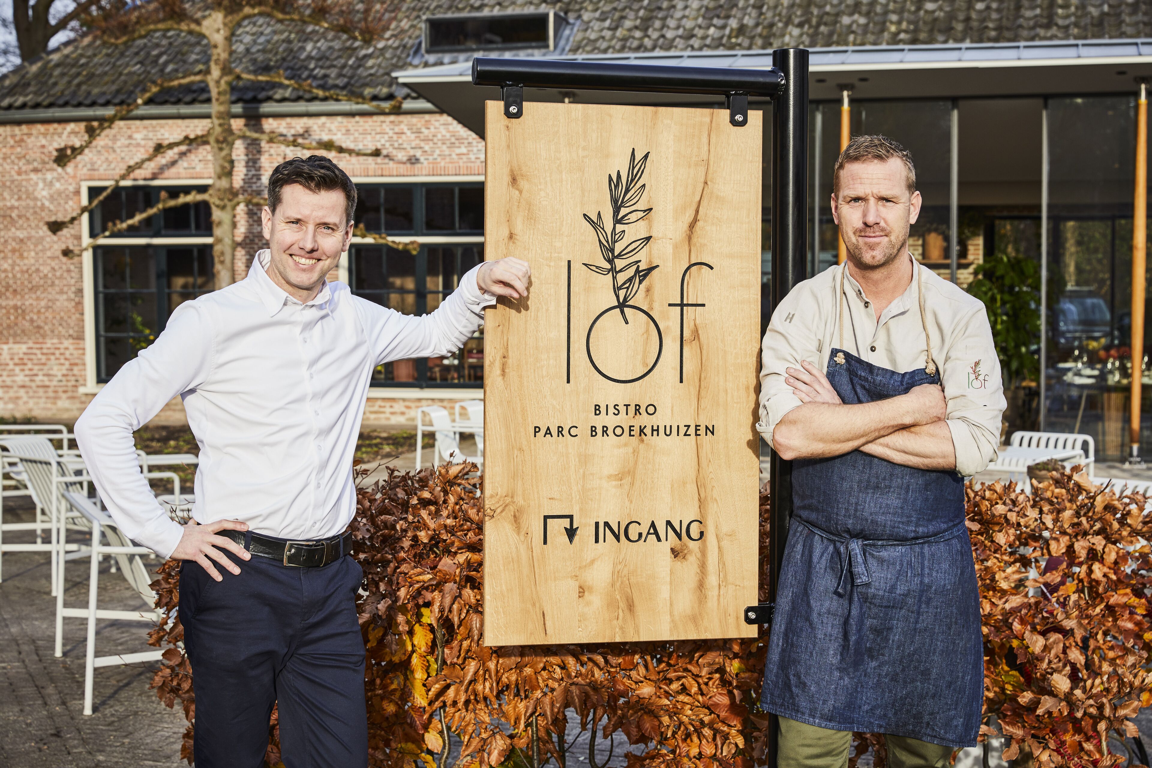 2 restaurants, lunch, dinner served; international cuisine