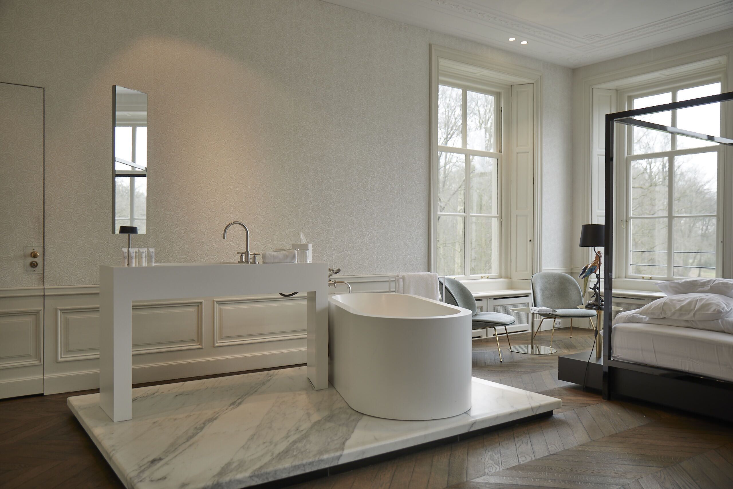 grand suite | deep-soaking bathtub