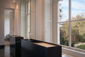Parc Suite | Bathroom | Rainfall showerhead, designer toiletries, hair dryer, bathrobes - Parc Broekhuizen (Leersum)