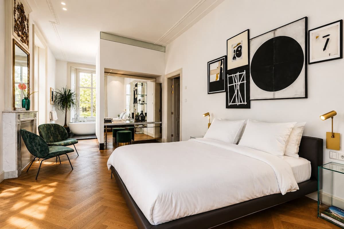 Ein modernes Schlafzimmer mit einem großen Bett, einem Schreibtisch und einem Sessel.