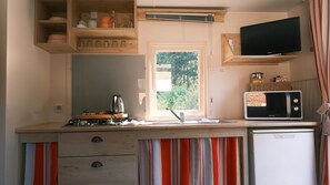 Comfort stacaravan, 2 slaapkamers (Roulotte) | Privékeuken | Een oven, een waterkoker