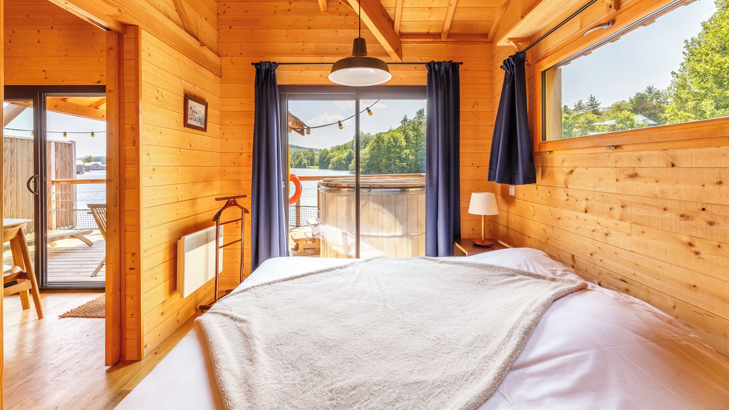 Superior Cabin (Cabane sur l’eau avec Spa) | Bed sheets