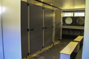 บ้านต้นไม้, 1 ห้องนอน | ห้องน้ำ | ฝักบัว, เรนชาวเวอร์, ผ้าเช็ดตัว