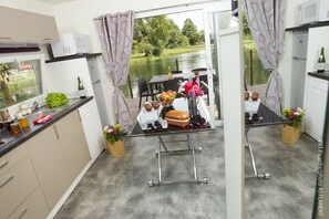 Mobile Home (Maison sur L'eau) | Private kitchen | Oven, electric kettle