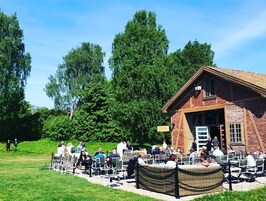 Se sirven almuerzos y cocina local e internacional