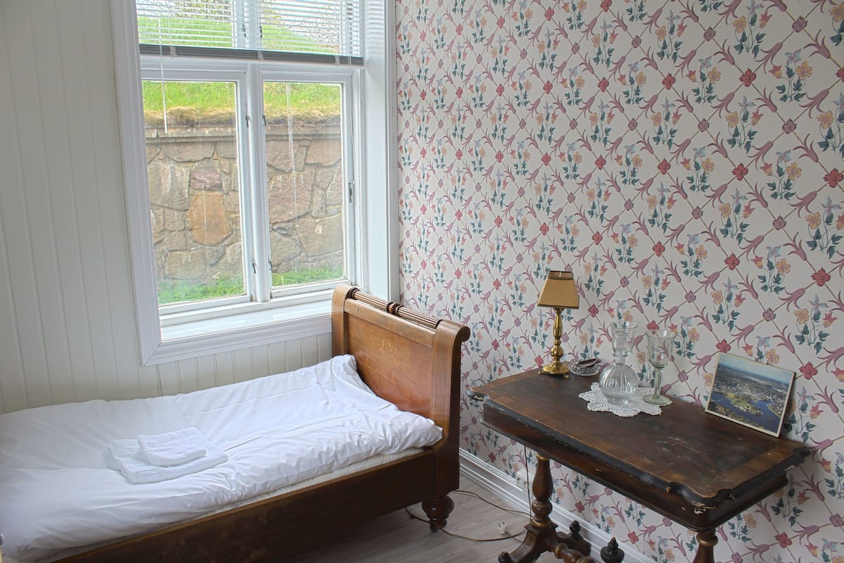 Basic Single Room, 1 Twin Bed, Shared Bathroom | Blackout drapes, iron/ironing board, free WiFi, bed sheets