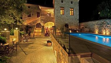 Outdoor pool, pool umbrellas, sun loungers