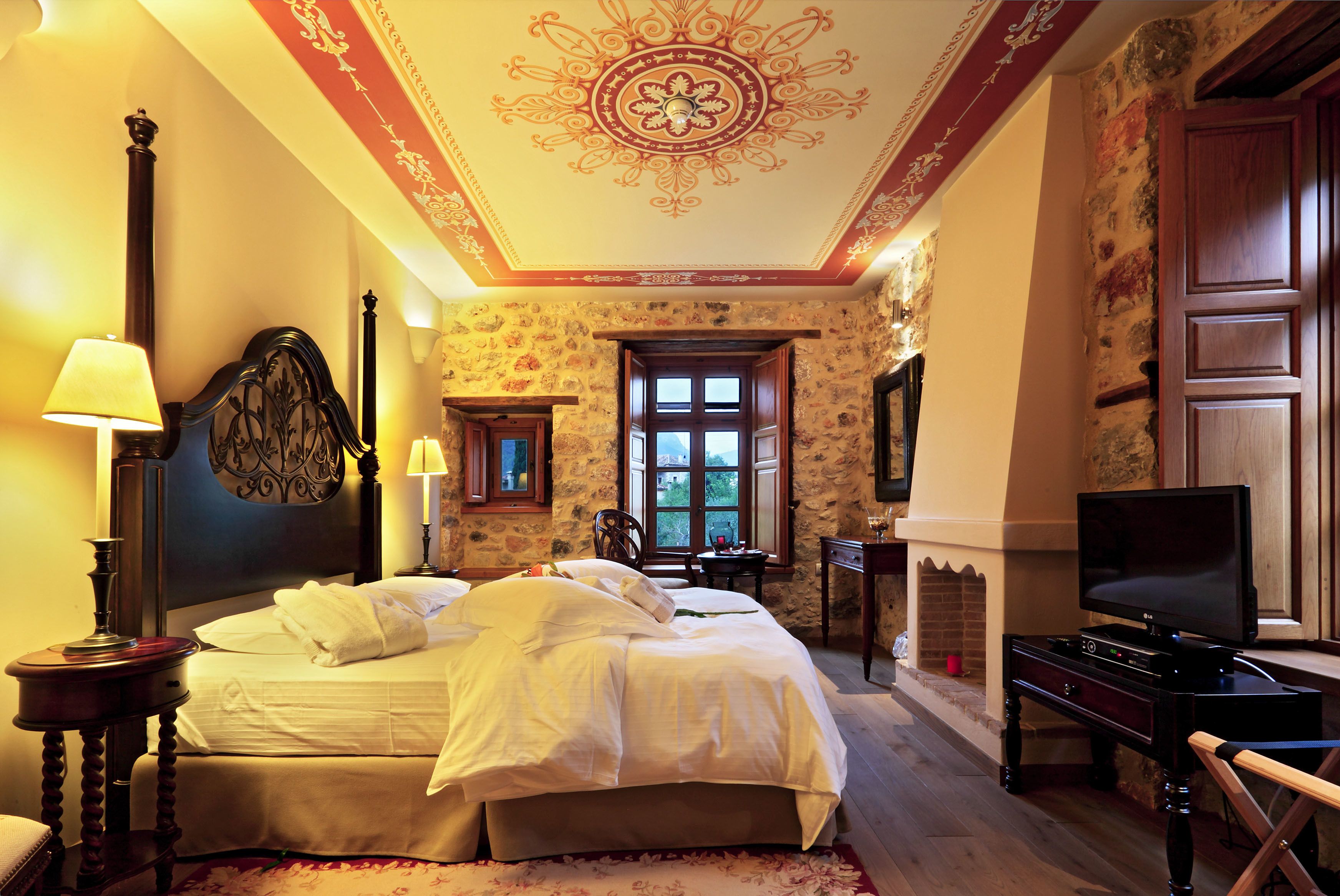 Suite | Minibar, in-room safe, soundproofing, iron/ironing board