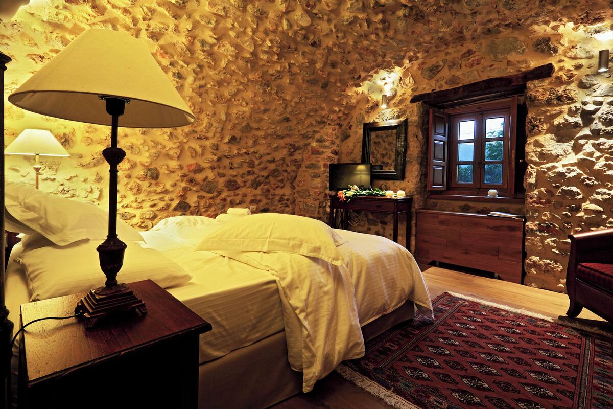 Superior Double Room | Minibar, in-room safe, soundproofing, iron/ironing board