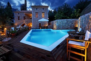 Piscine extérieure, parasols, chaises longues