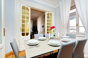 Apartment, 2 Schlafzimmer, 2 Bäder | Wohnbereich | Flachbildfernseher