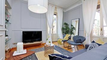 Apartamento, 2 quartos, 2 banheiros | Área de estar | TV de tela plana