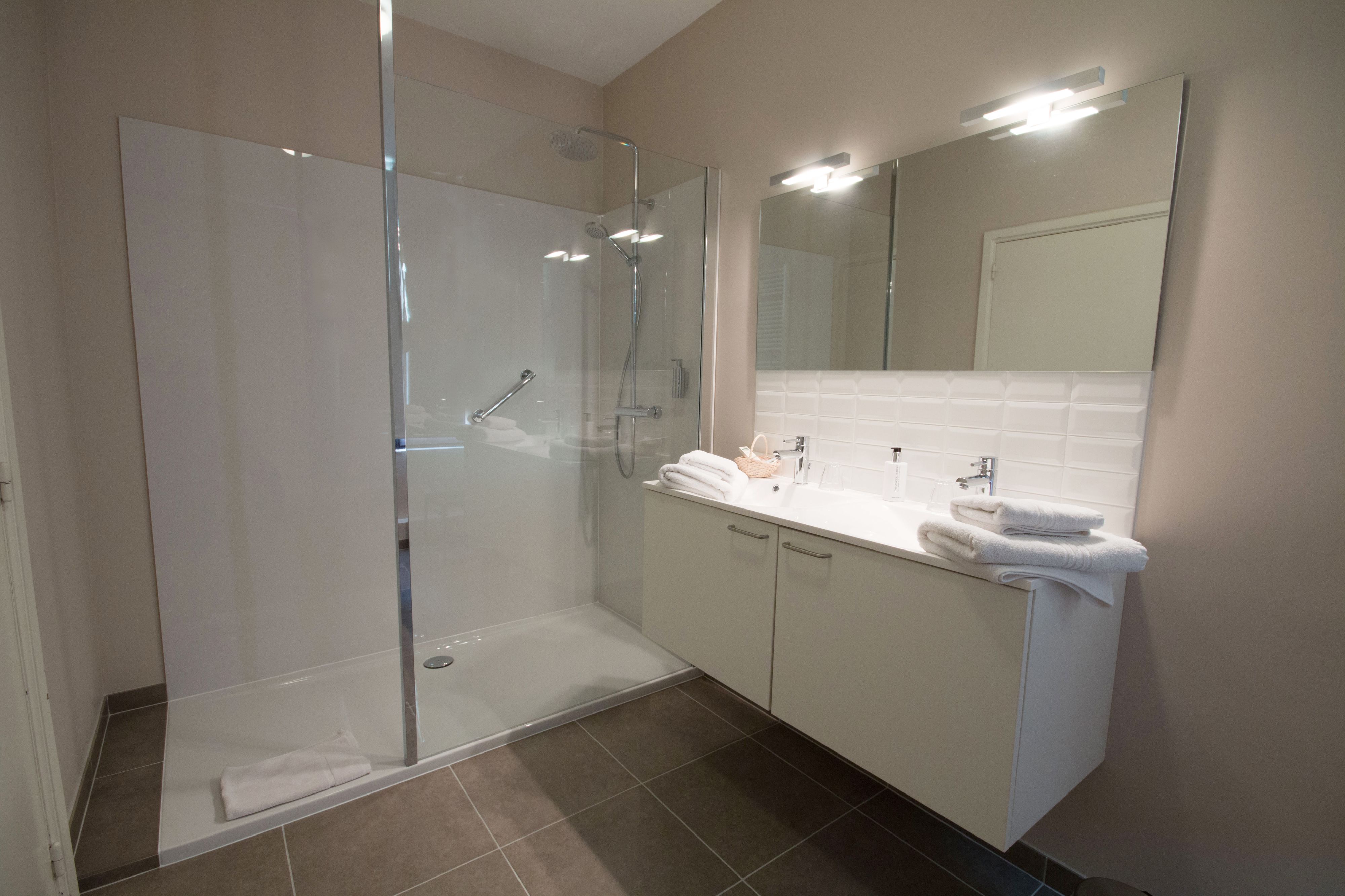 Double Room | Bathroom | Free toiletries, hair dryer, towels
