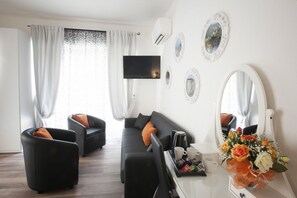 Chambre Triple | Coin séjour