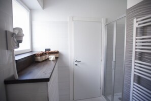Double Room | Bathroom | Shower, free toiletries, hair dryer, bidet - My Way (La Spezia)