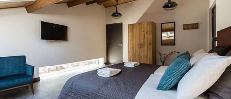 Een minibar, een bureau, verduisterende gordijnen