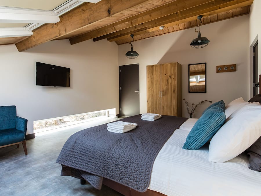 Frigobar, escrivaninha, cortinas blackout, ferros/tábuas de passar roupa