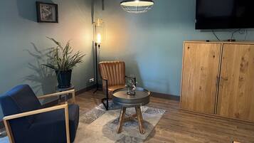 Een minibar, een bureau, verduisterende gordijnen