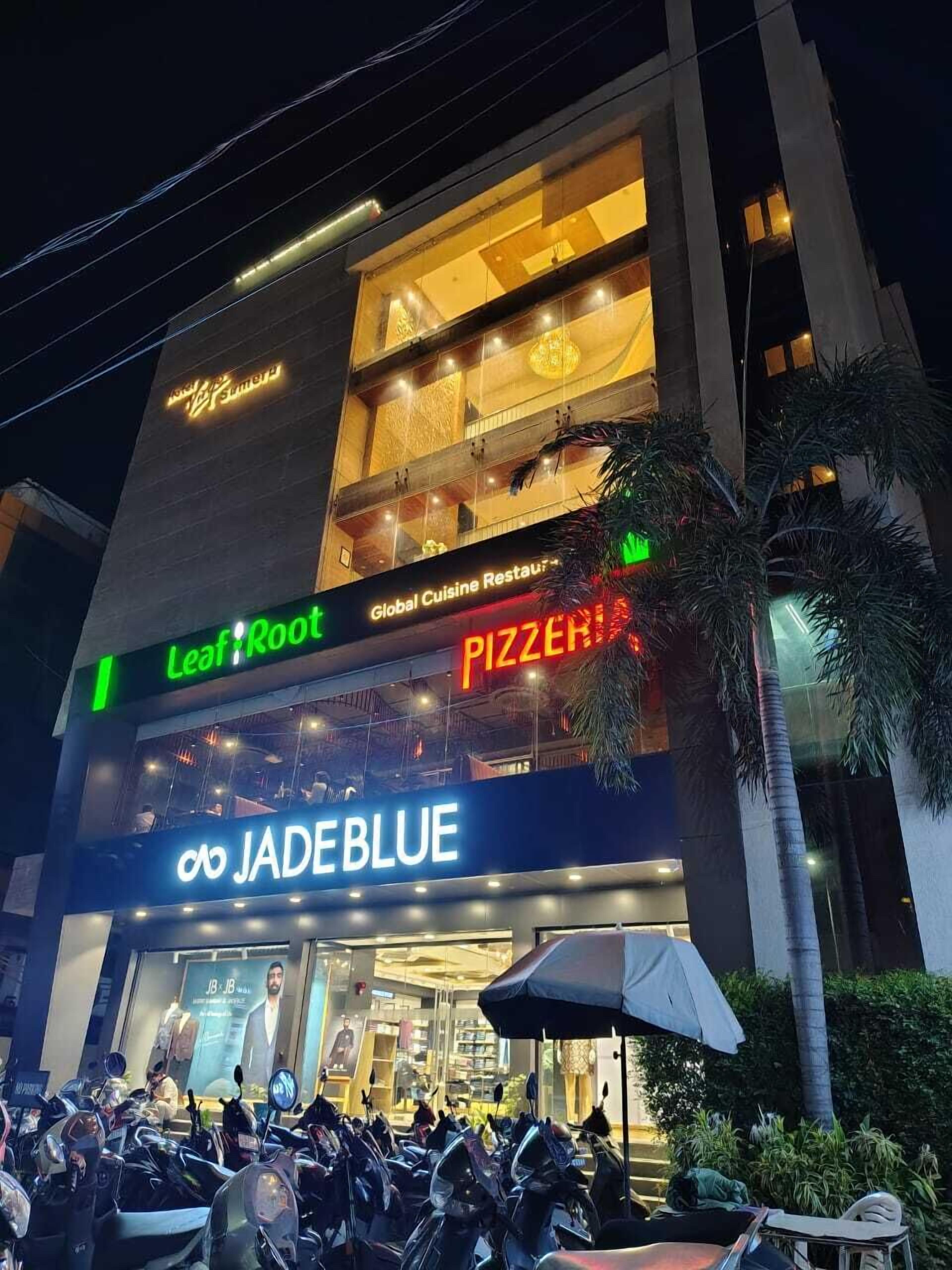 Un edificio con un restaurante llamado 'Global Cuisine Restaurant' y una tienda llamada 'Jade Blue'.