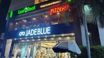 Un edificio con un restaurante llamado 'Global Cuisine Restaurant' y una tienda llamada 'Jade Blue'.