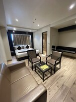 Habitación ejecutiva, 1 cama de matrimonio grande | Ropa de cama de alta calidad, minibar, caja fuerte y escritorio