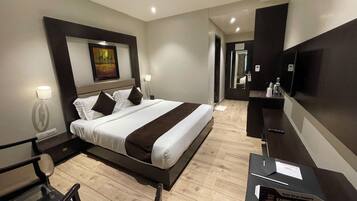 Premier Room, 1 King Bed | Premium bedding, minibar, in-room safe, desk
