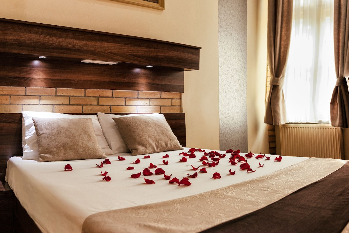 Double or Twin Room | Minibar, in-room safe, desk, iron/ironing board