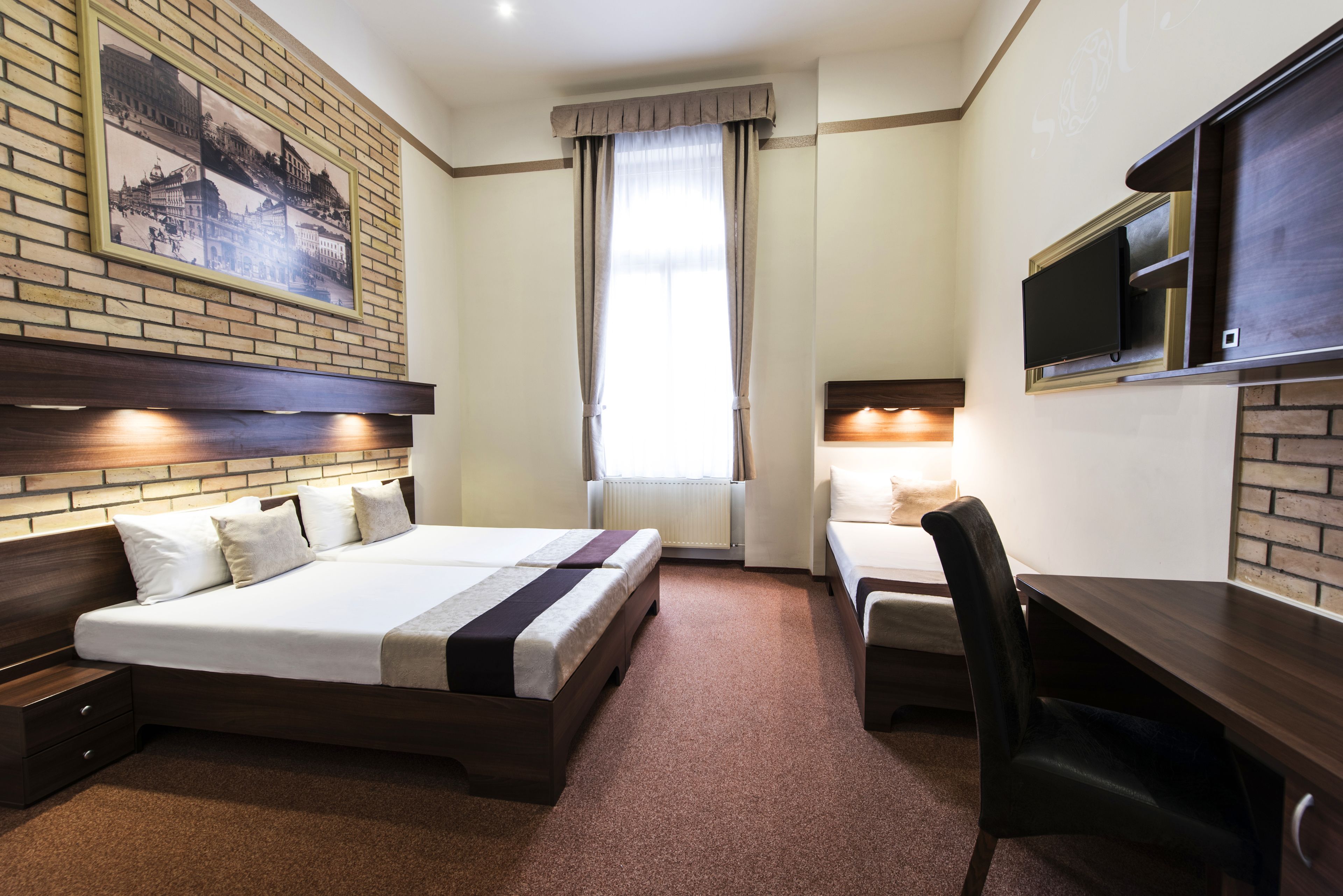 غرفة ثلاثية | ميني بار وخزنة داخل الغرفة ومكتب ومكواة/لوح كي