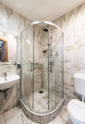 Single Room | Bathroom | Shower, free toiletries, towels - Sous44 (Budapest)