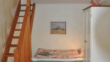 Cortinas blackout, tabla de planchar con plancha y cunas