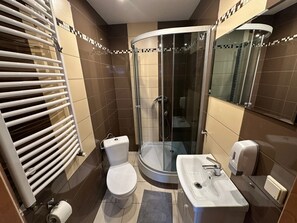 Habitación doble (Piaskowy) | Baño | Secadora de cabello y toallas