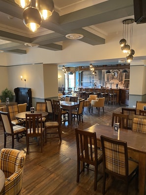 2 bars/lounges - The Hand Hotel Llangollen by Compass Hospitality (Llangollen)
