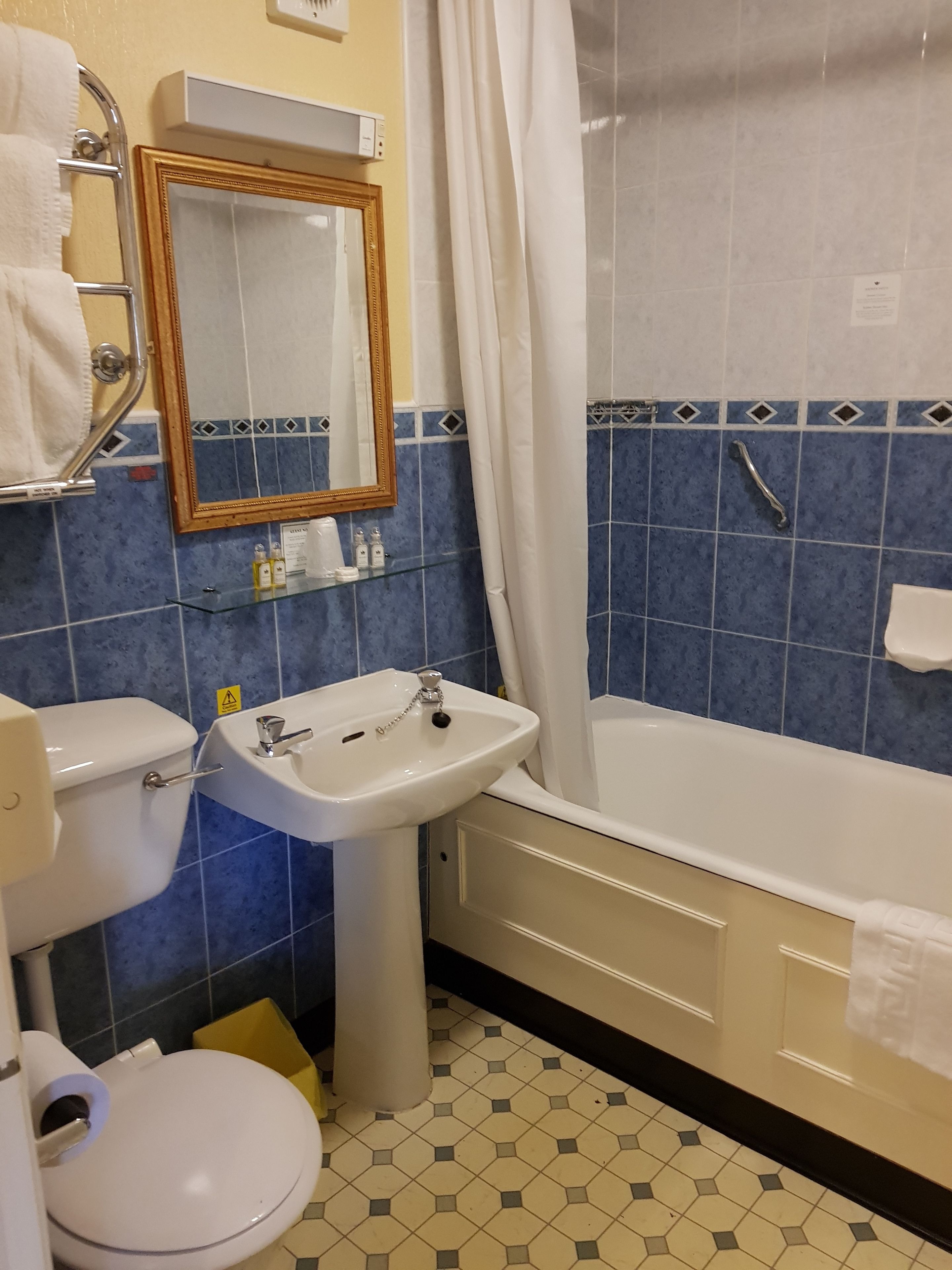 standard double room single use, 1 double bed | bathroom | combined shower/bathtub, free toiletries, hair dryer, towels