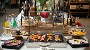 Une table de buffet proposant divers plats et accompagnements.