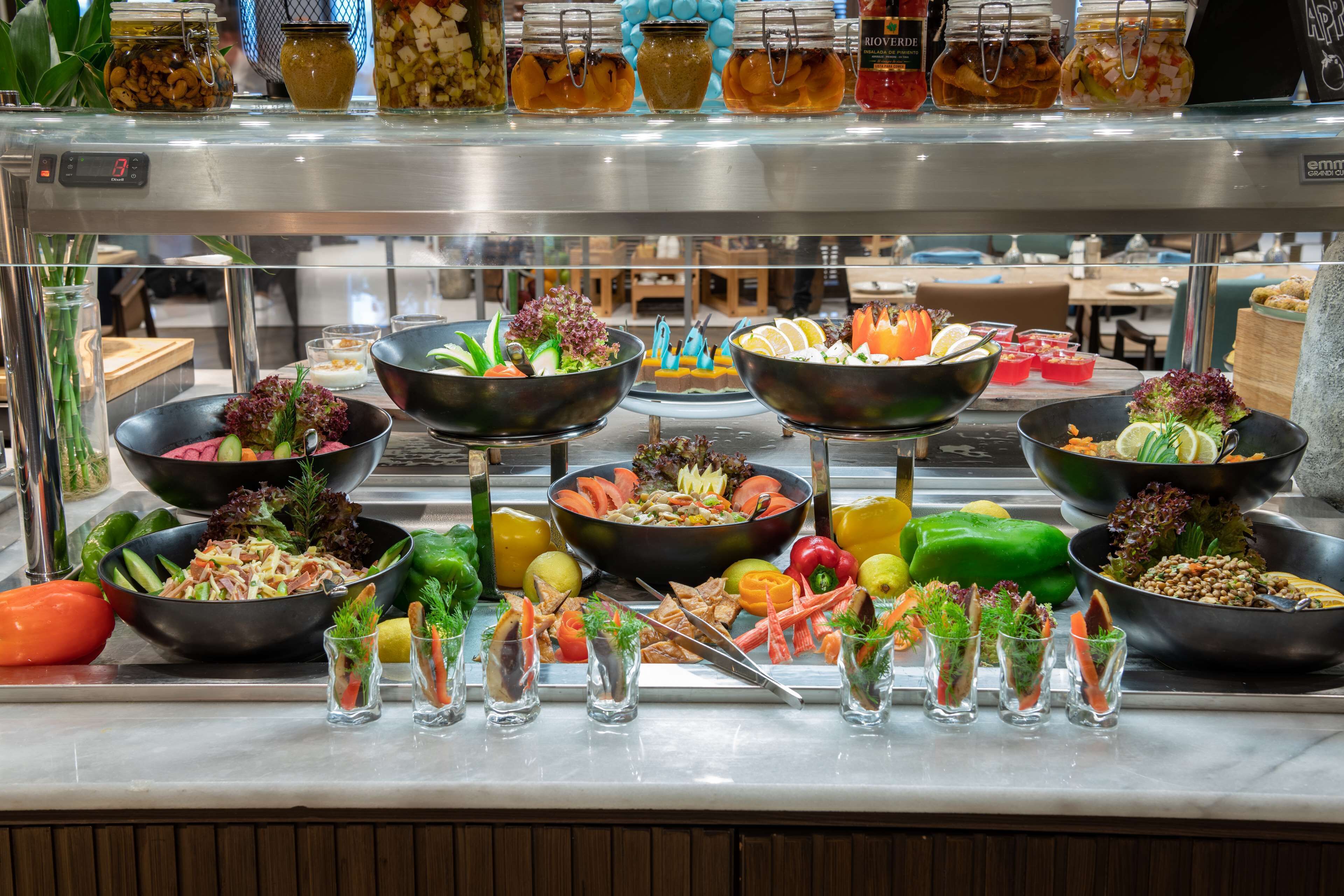 Ein Buffet mit verschiedenen Speisen und Beilagen.