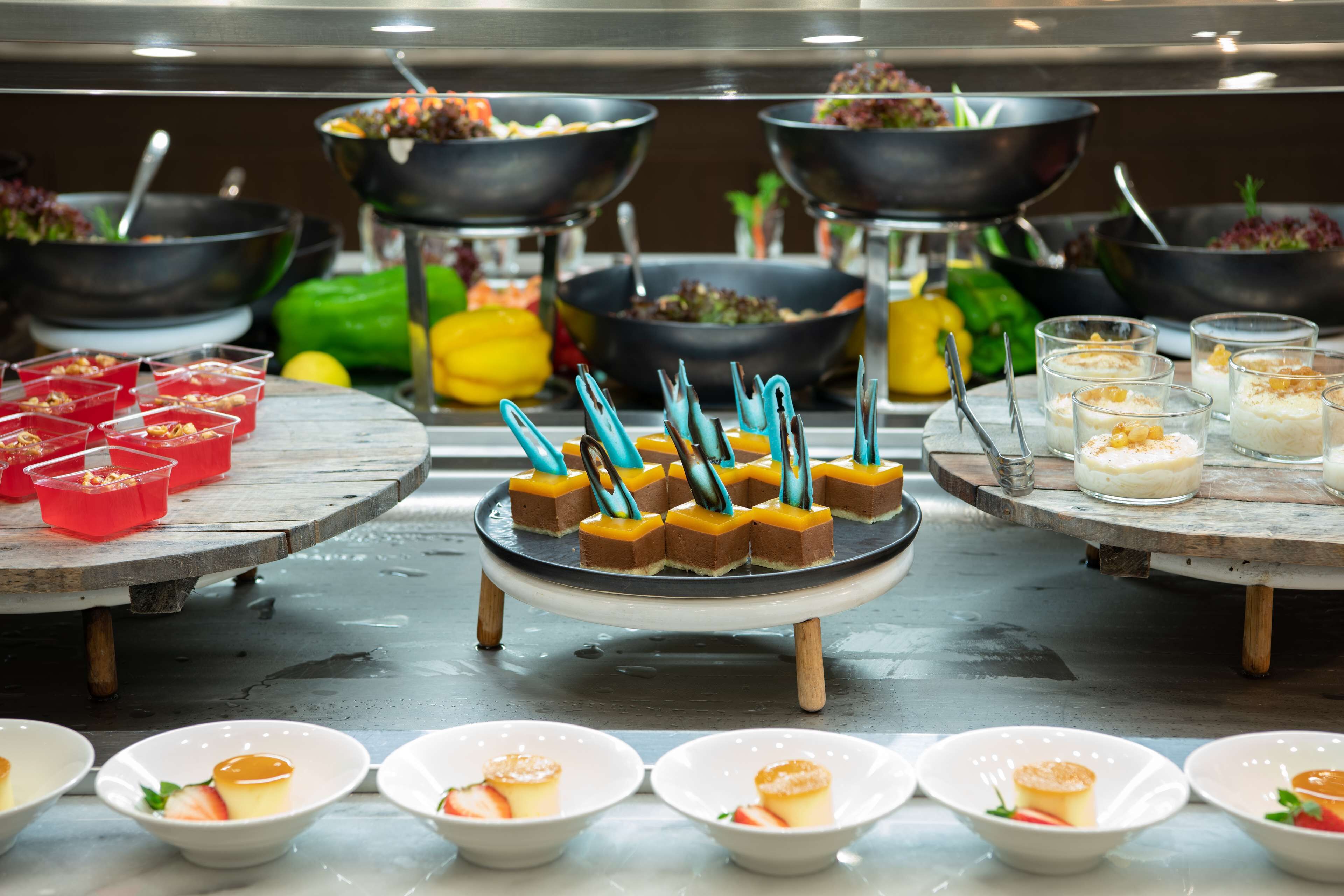 Una mesa de buffet con diversos platos y postres.