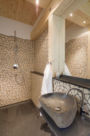 Design Double Room, Garden Area | Bathroom | Shower, free toiletries, hair dryer, towels - Vivere Ad Parcum (Krefeld)