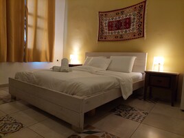 Habitación doble superior, vistas a la ciudad | Tabla de planchar con plancha, camas supletorias, wifi gratis