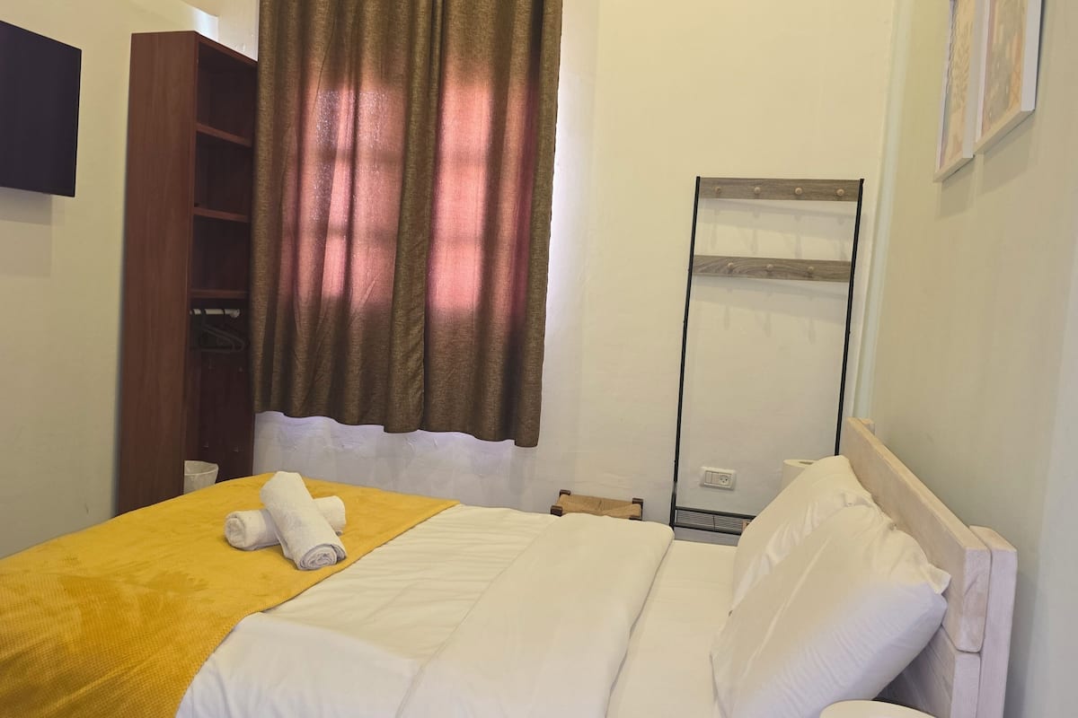 Small Superior Double Room, City View | 熨斗/熨衣板、折疊床/加床、免費無線上網、床單